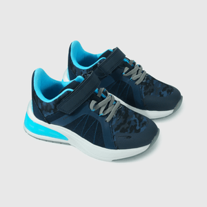 Zapatillas deportivas azules para niños activos y felices