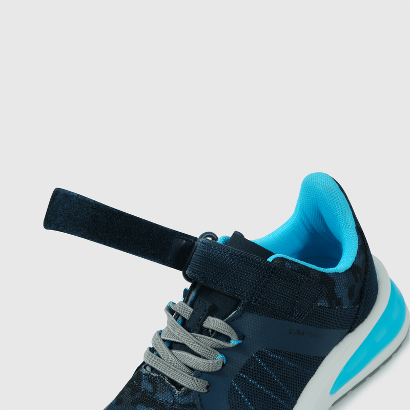 Zapatillas deportivas azules para niños activos y felices