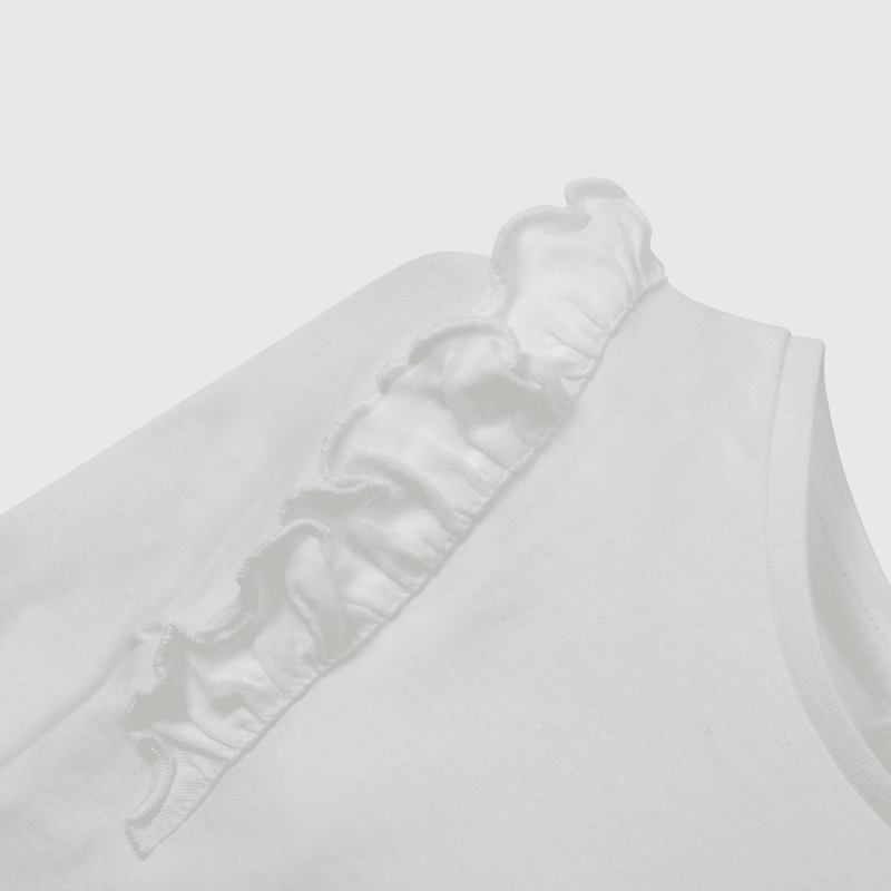 Polera blanca con vuelos para niña encantadora y cómoda
