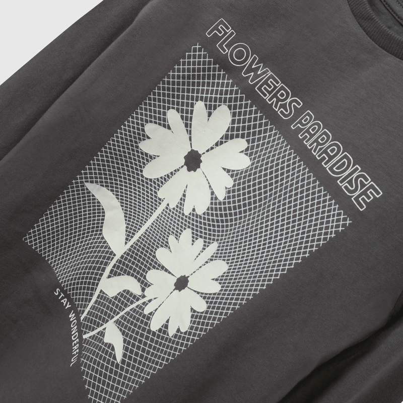 Polera niña gris con flores para un estilo único