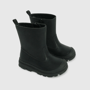 Bota negra para niños, comodidad y estilo asegurados