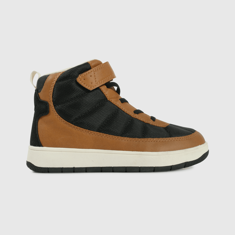 Zapatos café para niños, estilo y comodidad en cada paso
