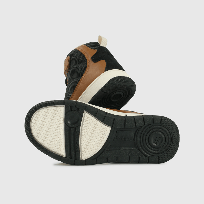 Zapatos café para niños, estilo y comodidad en cada paso