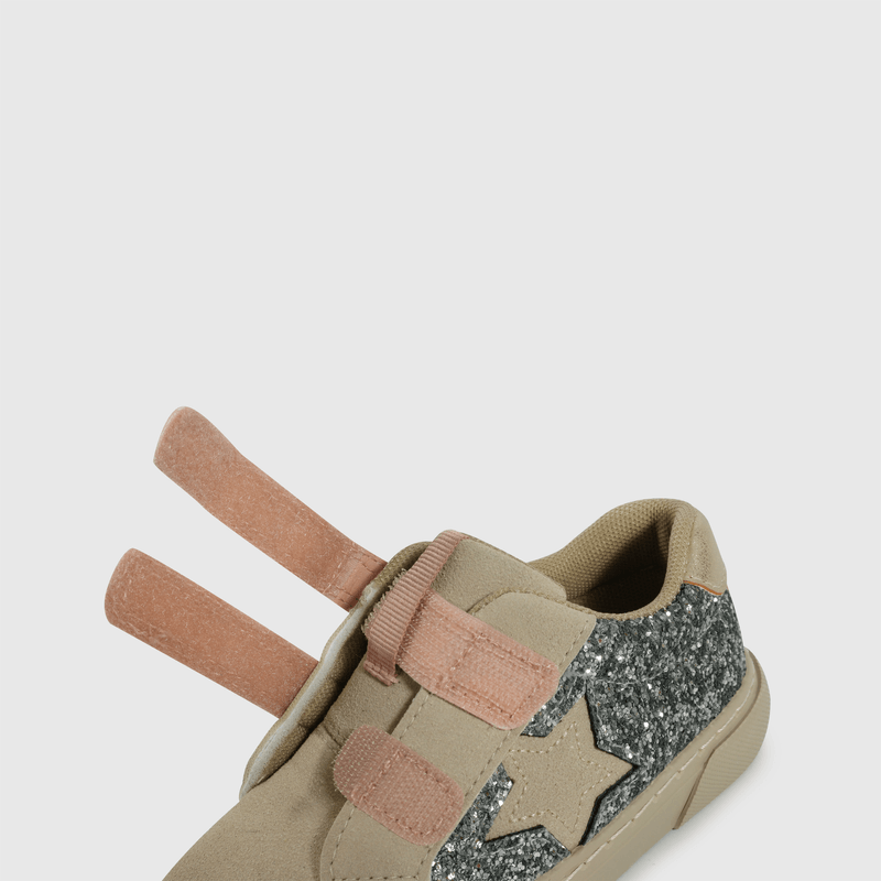 Zapatillas beige para niños, comodidad y estilo