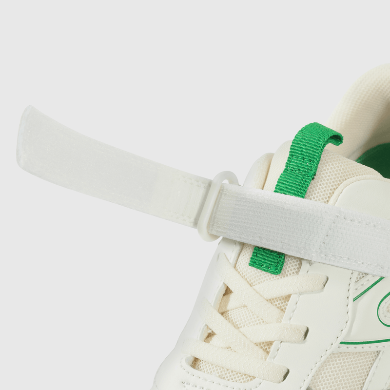 Zapatilla blanca para niños, estilo y comodidad