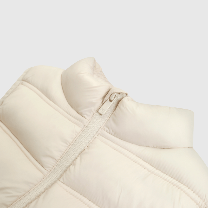 Chaleco acolchado beige para niños, estilo y calidez