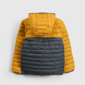 Chaqueta amarilla y azul para niños cómodos y felices