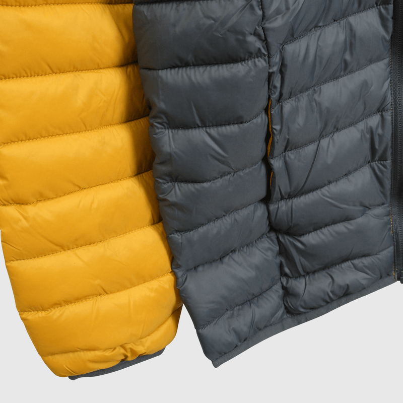 Chaqueta amarilla y azul para niños cómodos y felices