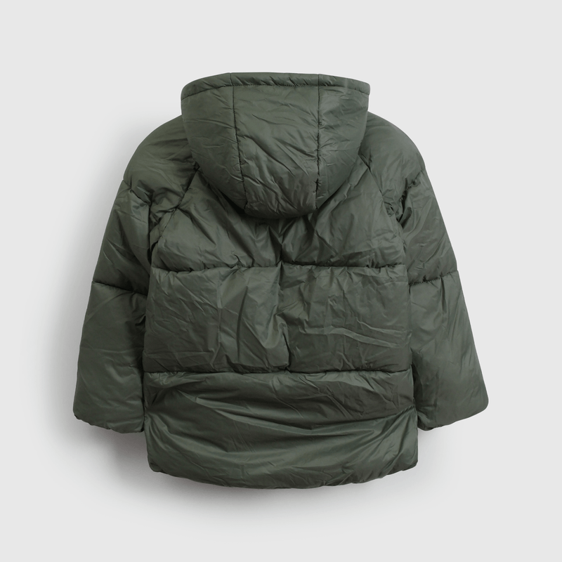 Abrigo verde para niños, estilo y comodidad