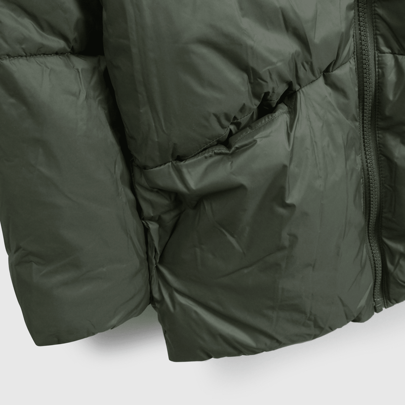 Abrigo verde para niños, estilo y comodidad