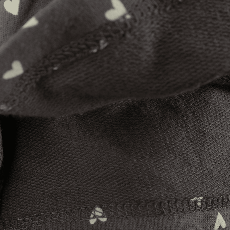 Polera gris con corazones para niñas encantadoras y cómodas