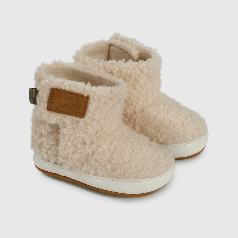 Botitas suaves beige para guaguas, llenas de ternura y confort