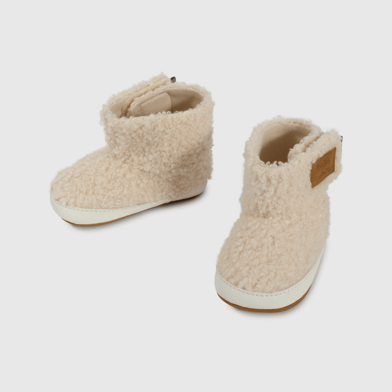 Botitas suaves beige para guaguas, llenas de ternura y confort