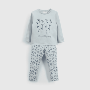 Pijama celeste con flores para niños cómodos y felices