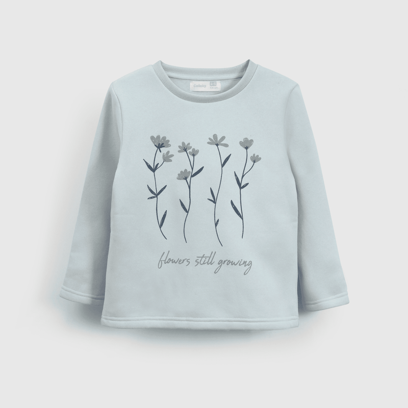 Pijama celeste con flores para niños cómodos y felices