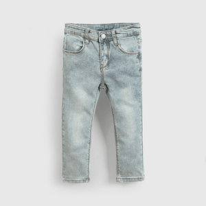 Jeans celestes para niños, estilo y comodidad