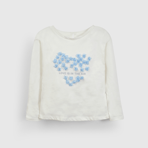 Polera blanca con corazón para niña, estilo único y tierno