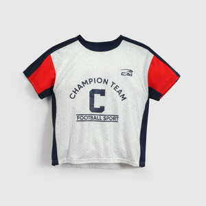 Polera blanca para niños, estilo y comodidad en cada juego