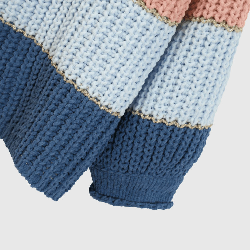 Sweater rayado celeste para niños, estilo y comodidad
