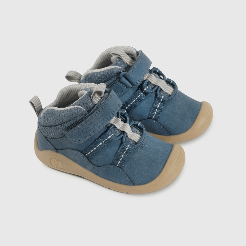 Zapatos cómodos azul para niños en primeros pasos