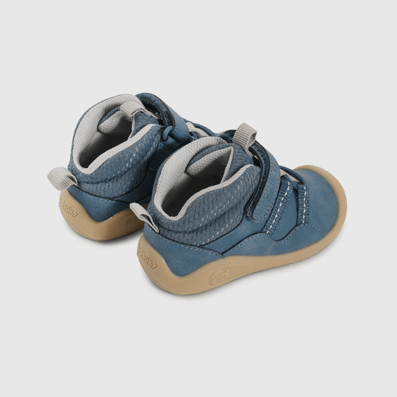 Zapatos cómodos azul para niños en primeros pasos