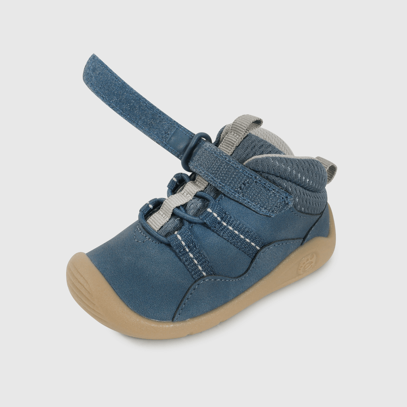 Zapatos cómodos azul para niños en primeros pasos
