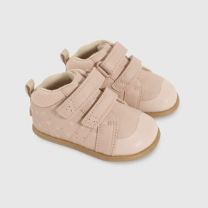 Zapatos rosados para primeros pasos de niña