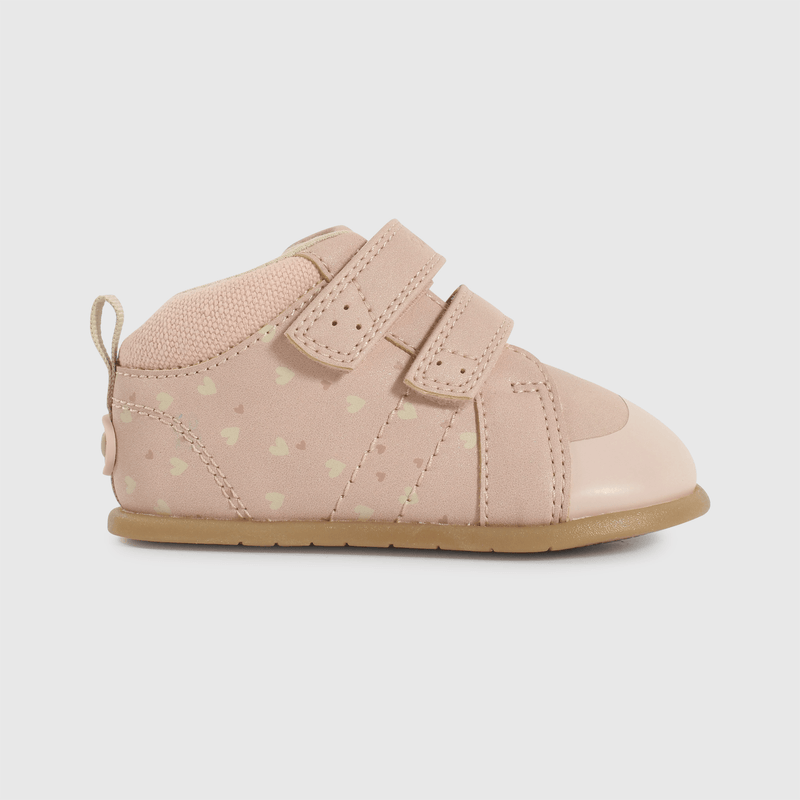 Zapatos rosados para primeros pasos de niña