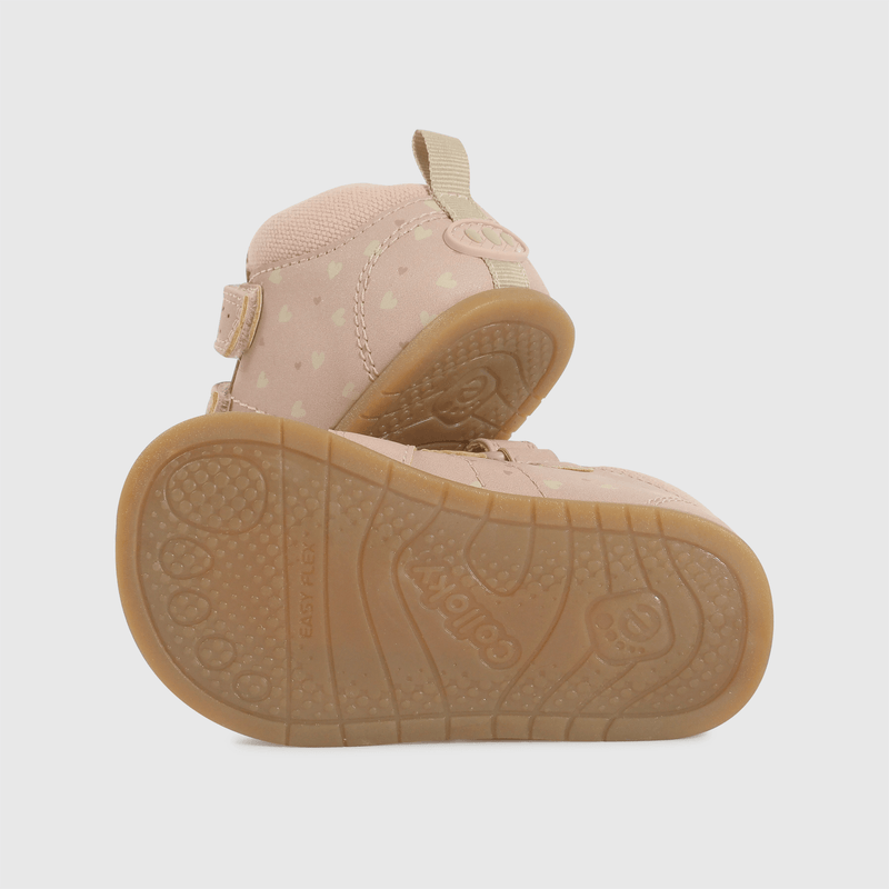 Zapatos rosados para primeros pasos de niña