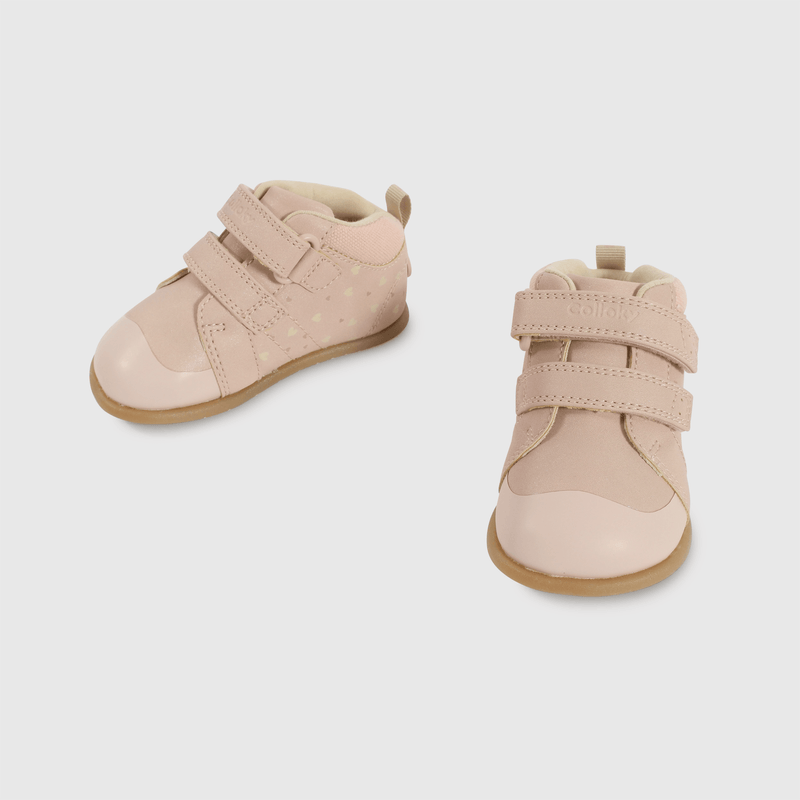 Zapatos rosados para primeros pasos de niña