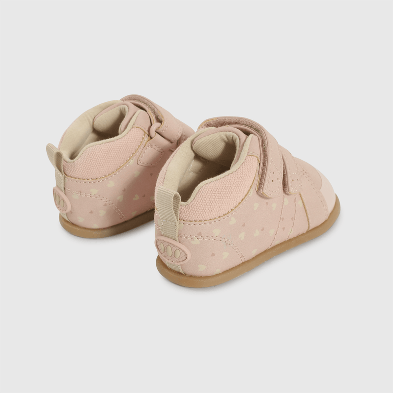 Zapatos rosados para primeros pasos de niña