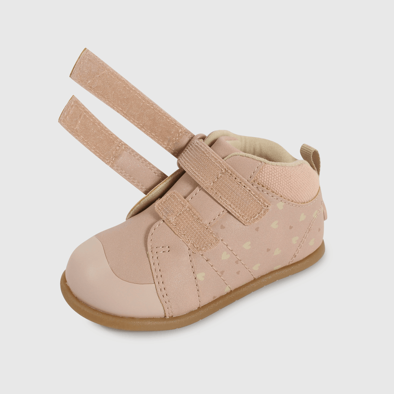 Zapatos rosados para primeros pasos de niña