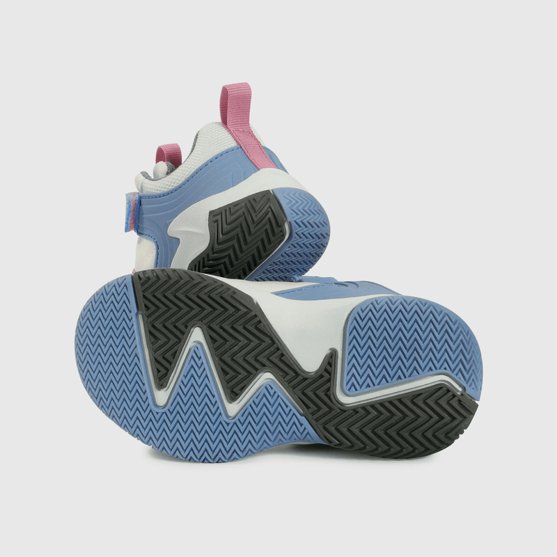 Zapatilla deportiva blanca para niños en etapa caminante