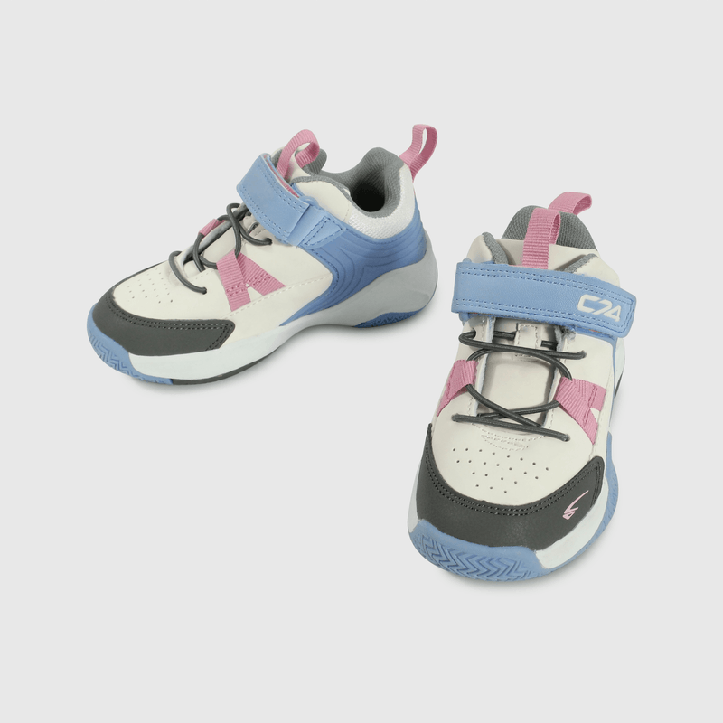 Zapatilla deportiva blanca para niños en etapa caminante