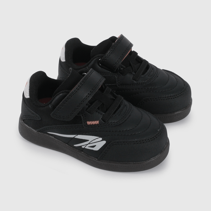 Zapatilla De Fútbol Negra  de Caminante talla 21 a 27