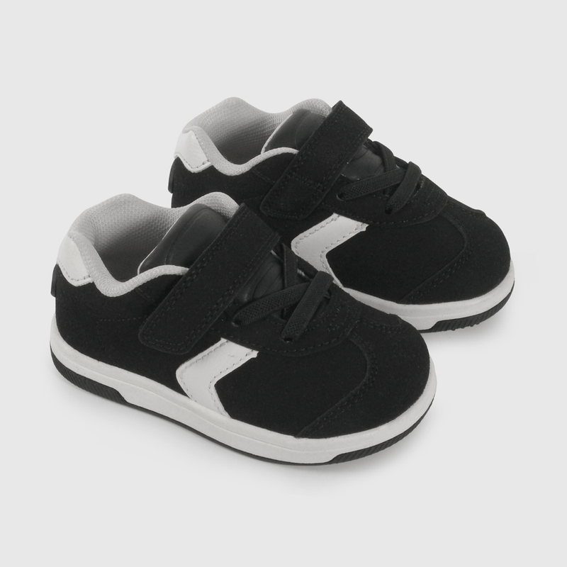 Zapatilla Urbana Negra  de Primeros Pasos talla 18 a 21