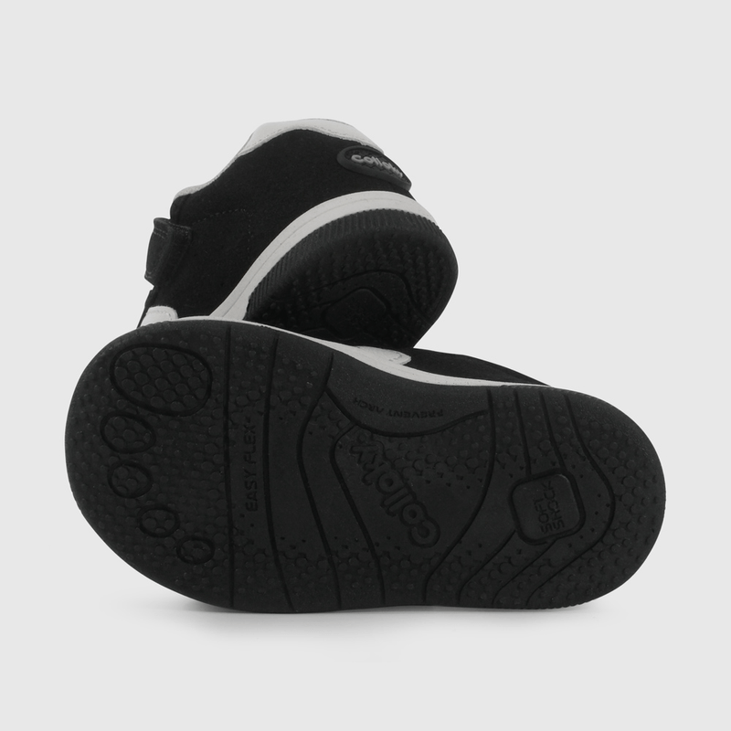 Zapatilla Urbana Negra  de Primeros Pasos talla 18 a 21