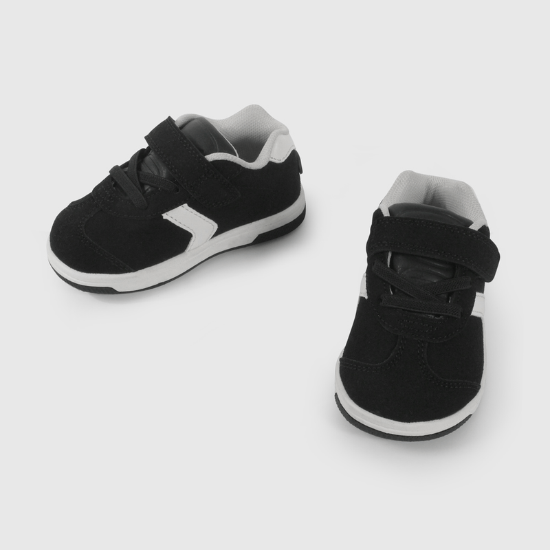 Zapatilla Urbana Negra  de Primeros Pasos talla 18 a 21