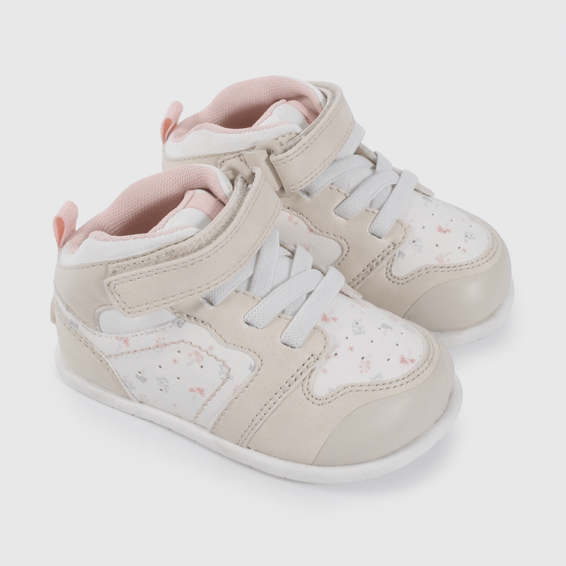 Zapatilla Urbana Beige Con Flores Caña Media  de Primeros Pasos talla 18 a 21