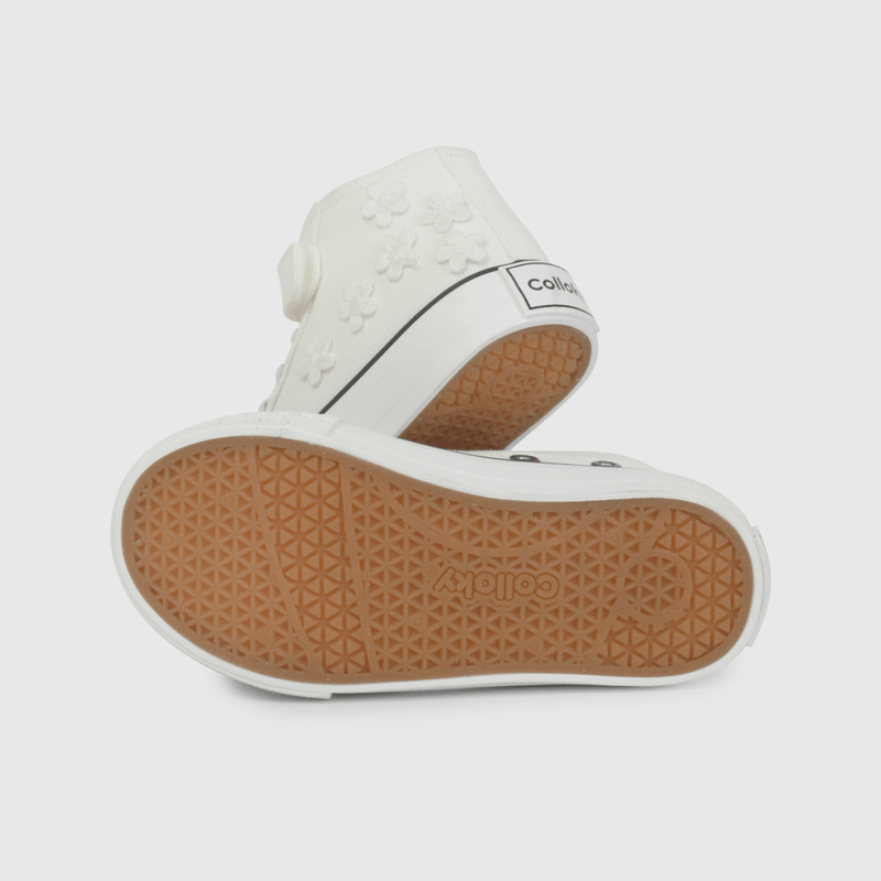 Zapatilla de Lona Blanca con Aplicaciones de Flores de Caminante talla 21 a 27