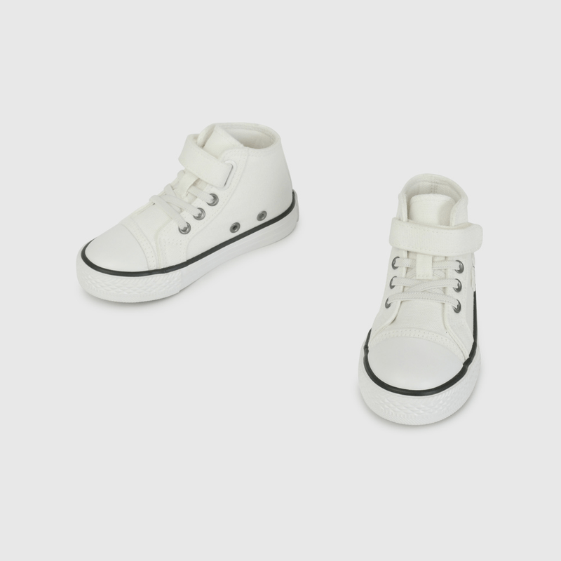 Zapatilla de Lona Blanca con Aplicaciones de Flores de Caminante talla 21 a 27