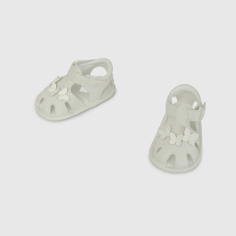 Sandalia Blanca con Aplicaciones de Mariposas de Bebé talla 14 a 18