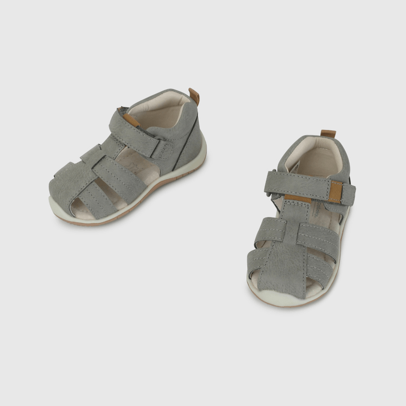 Sandalia Cangrejera Gris  de Primeros Pasos talla 18 a 21