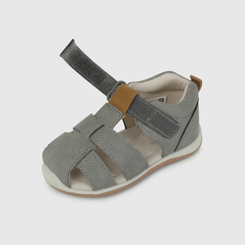 Sandalia Cangrejera Gris  de Primeros Pasos talla 18 a 21