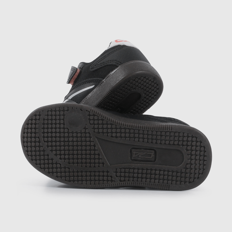 Zapatilla De Fútbol Negra  de Caminante talla 21 a 27