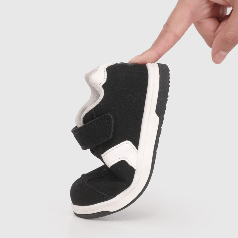 Zapatilla Urbana Negra  de Primeros Pasos talla 18 a 21