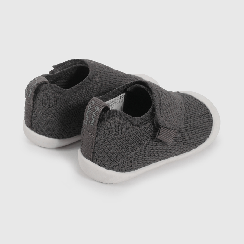 Zapatilla Urbana Negra de Gateador talla 17 a 20